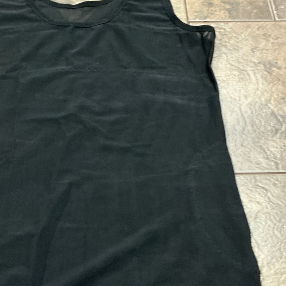 🔥3/$42 with FREE SHIPPING🔥 Classic Black Sleeveless Top - Picture 3 of 3